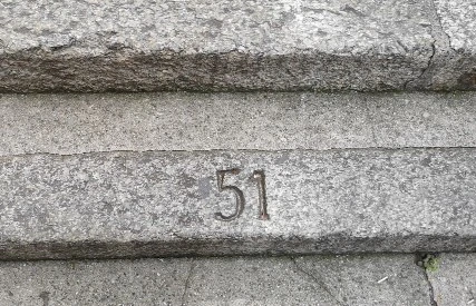 symboles gravés sur l'escalier de la rue du peron
